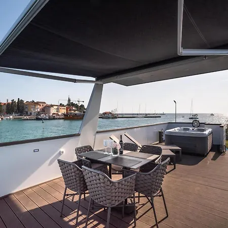 Houseboat With Hot Tub And Marina View Botel 3*