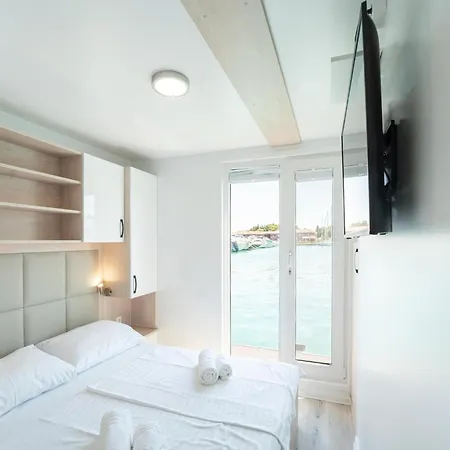 Botel Houseboat With Hot Tub And Marina View