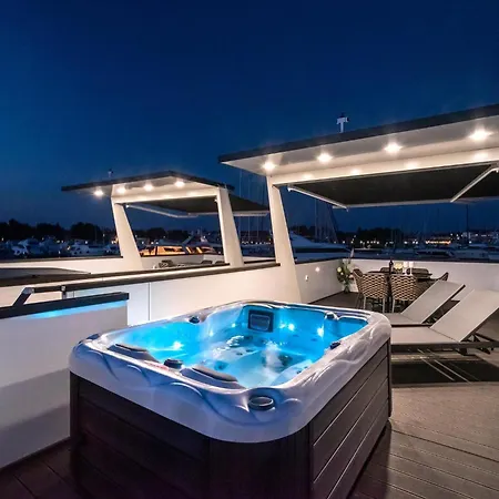 Botel Houseboat With Hot Tub And Marina View