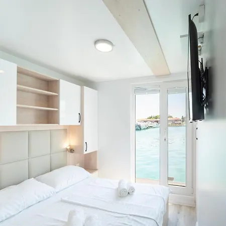 Houseboat With Hot Tub And Marina View 3*