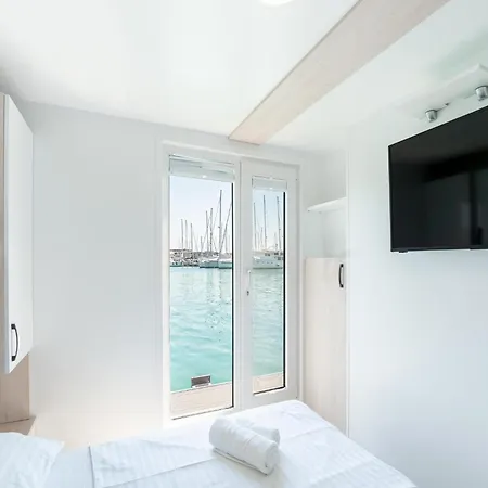 Houseboat With Hot Tub And Marina View