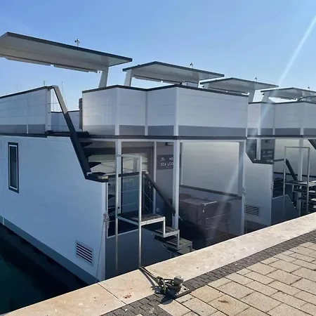Houseboat With Hot Tub And Marina View Botel