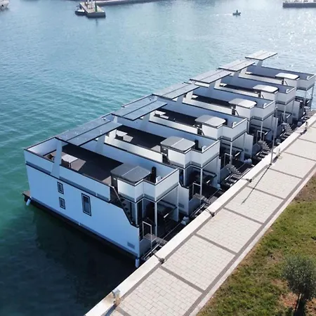 Houseboat With Hot Tub And Marina View Botel 3*