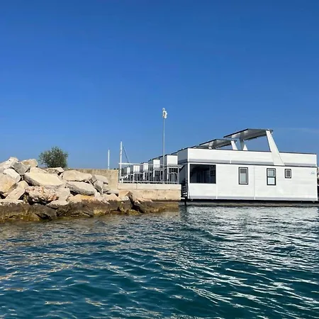 Houseboat With Hot Tub And Marina View 3* Novigrad (Istria)