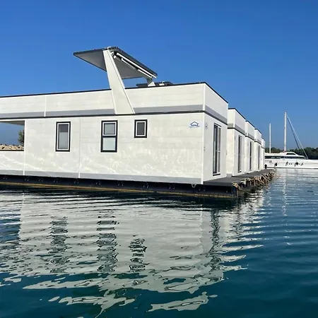 Houseboat With Hot Tub And Marina View 3* Novigrad (Istria)