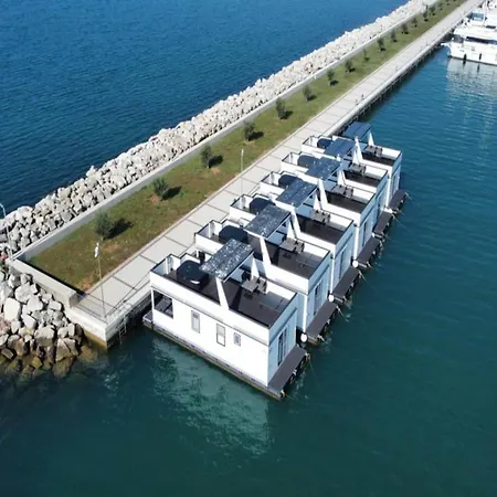 Houseboat With Hot Tub And Marina View 3*