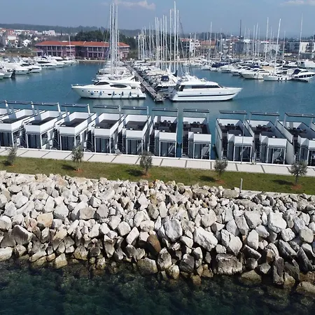 Houseboat With Hot Tub And Marina View 3*