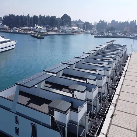 Houseboat With Hot Tub And Marina View